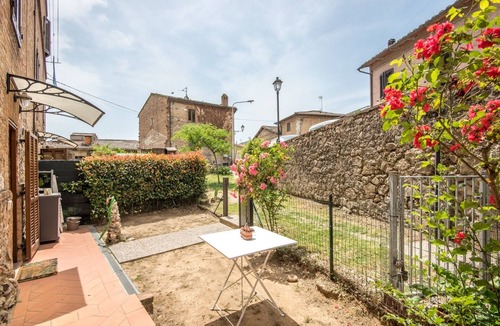 Rosia Apartment | Apartment 'Borgo Rosia 85' with Garden a few Steps from Siena