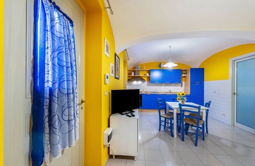 Trino Apartment | Apartment 'Casa Della Nonna 1' with Wi-Fi and Air Conditioning
