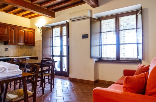 La Pesta Apartment | Apartment "Casa Vacanza Il Carpignone 7" with Lake View and Garden