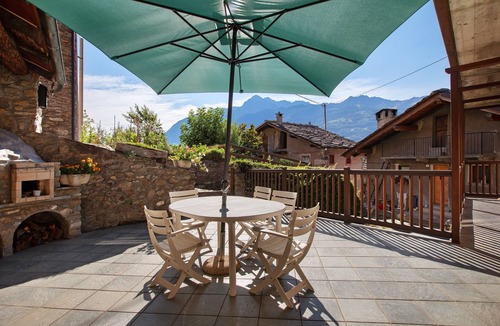 Sarre Apartment | Apartment 'Casa Mauro Con Vista Su Aosta' with Mountain View