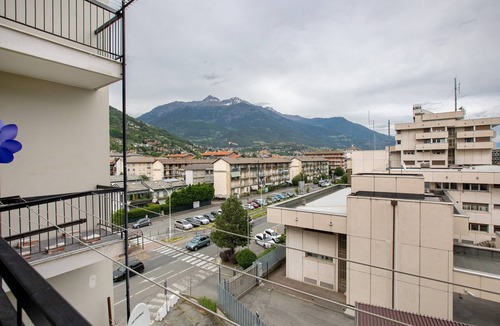 Aosta Apartment | Apartment 'Casa Rosa' with Mountain View and Balcony