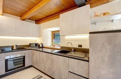 Lillianes Apartment | Apartment "Cucu - 1" with Mountain View, Private Terrace, and Shared Barbecue