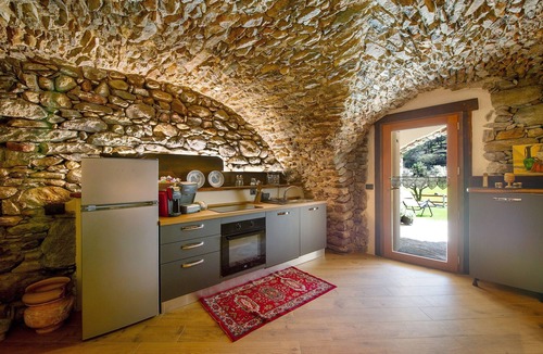 Lillianes Apartment | Apartment "Cucu - 1" with Mountain View, Private Terrace, and Shared Barbecue