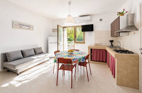 Peschici Apartment | Apartment 'Francesca, Bilo B' with Shared Terrace, Wi-Fi and Air Conditioning