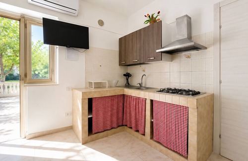Peschici Apartment | Apartment 'Francesca, Bilo B' with Shared Terrace, Wi-Fi and Air Conditioning