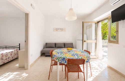 Peschici Apartment | Apartment 'Francesca, Bilo B' with Shared Terrace, Wi-Fi and Air Conditioning