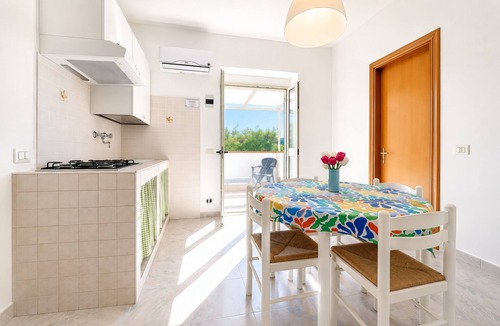 Peschici Apartment | Apartment 'Francesca, Bilo D' with Shared Terrace, Wi-Fi and Air Conditioning