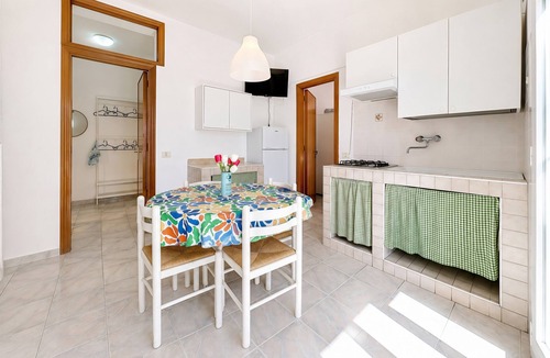 Peschici Apartment | Apartment 'Francesca, Bilo D' with Shared Terrace, Wi-Fi and Air Conditioning