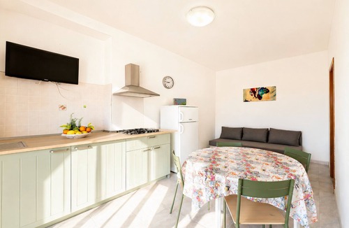 Peschici Apartment | Apartment 'Francesca, Trilo E' with Shared Terrace, Wi-Fi and Air Conditioning