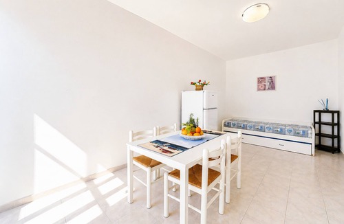 Peschici Apartment | Apartment 'Francesca, Trilo F' with Shared Terrace, Wi-Fi and Air Conditioning