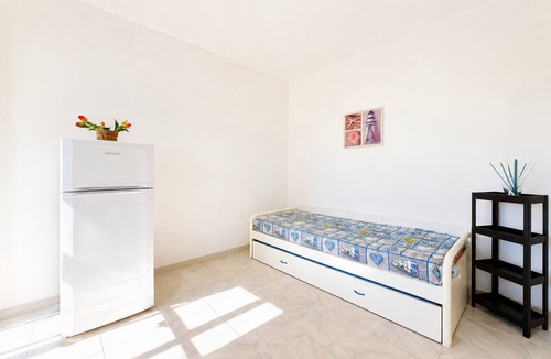 Peschici Apartment | Apartment 'Francesca, Trilo F' with Shared Terrace, Wi-Fi and Air Conditioning