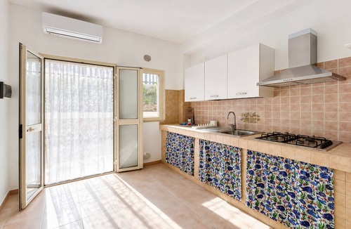 Peschici Apartment | Apartment 'Francesca, Trilo A' with Shared Terrace, Wi-Fi and Air Conditioning