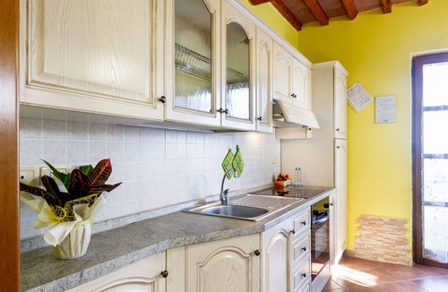 Magliano in Toscana Apartment | Apartment 'Granaio' with Shared Garden, Wi-Fi and Air Conditioning