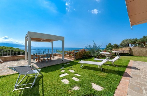 Casal Velino Apartment | Apartment 'Giallo' with Sea View, Wi-Fi and Air Conditioning