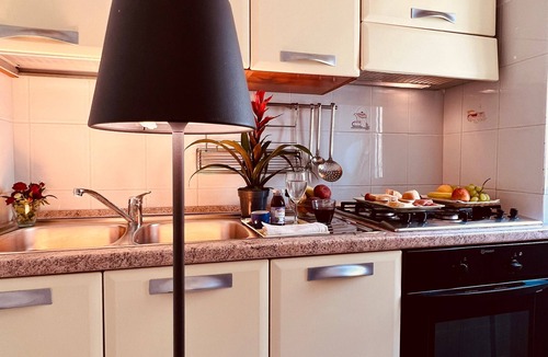 Chiesiola Apartment | Apartment 'Home Sweet Home Vieste' with Balcony, Wi-Fi and Air Conditioning