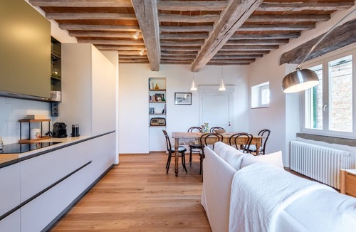 Radicondoli Apartment | Apartment 'Il Bel Soggiorno' with Hillside View