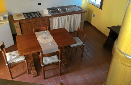 Giugnano Apartment | Apartment 'Il Gelsomino' with Shared Pool, Wi-Fi and Air Conditioning