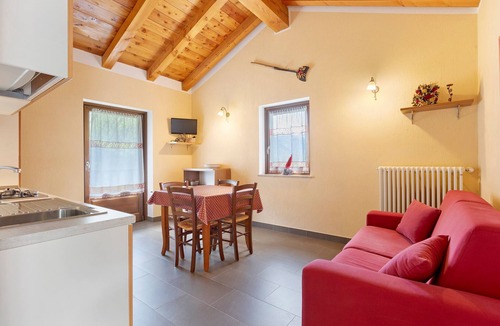 Bionaz Apartment | Apartment 'Il Rododentro' with Lake View, Balcony and Wi-Fi