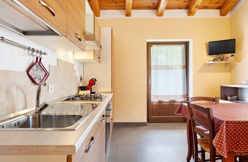 Bionaz Apartment | Apartment 'Il Rododentro' with Lake View, Balcony and Wi-Fi
