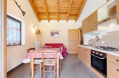 Bionaz Apartment | Apartment 'Il Rododentro' with Lake View, Balcony and Wi-Fi