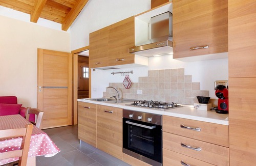 Bionaz Apartment | Apartment 'Il Rododentro' with Lake View, Balcony and Wi-Fi