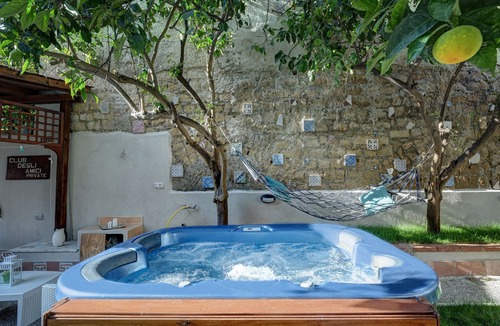 Rione Sanita House | Apartment immersed in a lemon grove oasis with an enveloping whirlpool