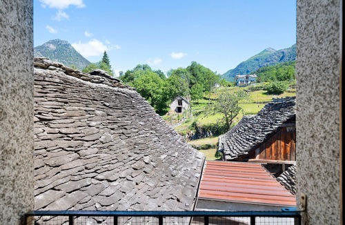 Montecrestese House | Apartment in a Medieval House