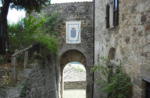 Monte Benedetto Apartment | Apartment in Petrella Guidi With Garden Views