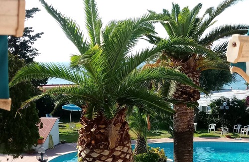 Succhivo House | Apartment in park with swimming pool near the sea.