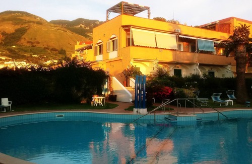 Succhivo House | Apartment in park with swimming pool near the sea.