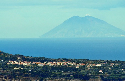 Marina di Zambrone Apartment | apartment in the garden with sea view