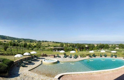 Bettona House | Apartment in Umbria with Infinity Pool Views
