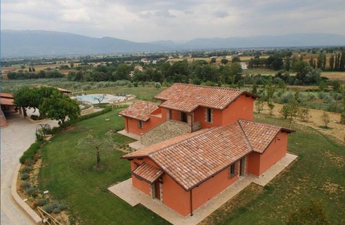 Bettona House | Apartment in Umbria with Infinity Pool Views