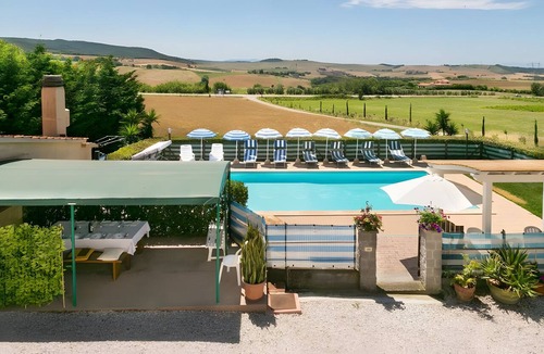 Castellina Marittima Apartment | Apartment 'Agriturismo Case Nuove - Geranio' with Shared Pool, Wi-Fi and Air Conditioning
