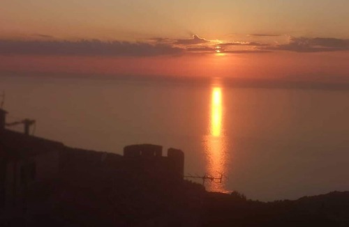Isola del Giglio Apartment | Apartment in the village Intimate castle with sunset sea view