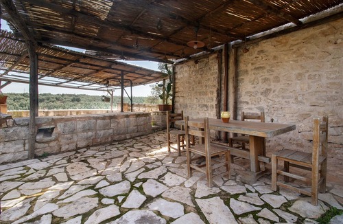 Bisceglie Apartment | Apartment 'L'ulivo' with Shared Terrace, Private Garden and Wi-Fi