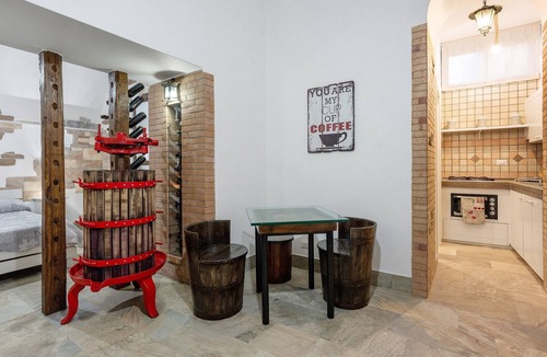 Piazza-Tralia-Pendolo Apartment | Apartment 'La Cantina Di Alba E Tramonto' with Wi-Fi and Air Conditioning