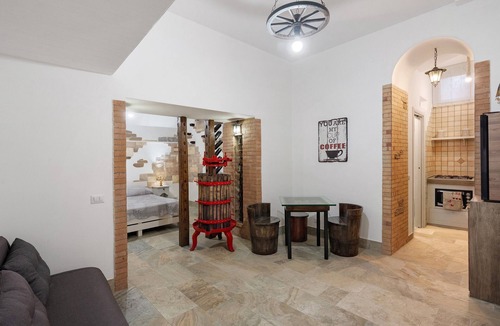 Piazza-Tralia-Pendolo Apartment | Apartment 'La Cantina Di Alba E Tramonto' with Wi-Fi and Air Conditioning