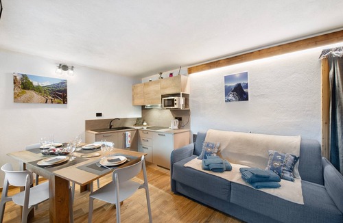 Maen Apartment | Apartment 'Le Cervin' with Balcony and Wi-Fi