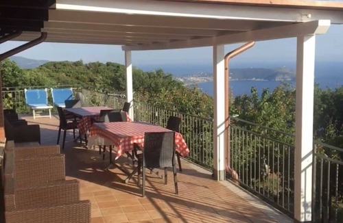 Pisciotta Apartment | Apartment 'Mimosa' with Sea View, Wi-Fi and Air Conditioning