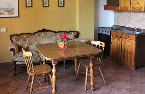 Salussola Apartment | Apartment surrounded by greenery at the Fattoria delle Rose