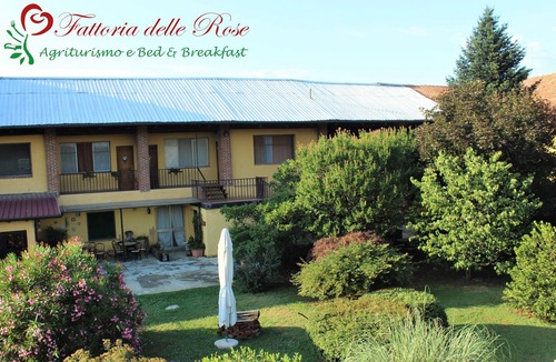 Salussola Apartment | Apartment surrounded by greenery at the Fattoria delle Rose