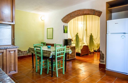Gavorrano Apartment | Apartment 'Taverna' with Private Terrace, Shared Garden and Wi-Fi