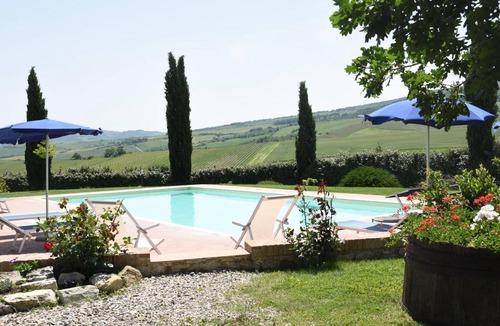 Castiglione d'Orcia Apartment | Apartment 'Verde - La Valle Del Sole' with Mountain View and Wi-Fi