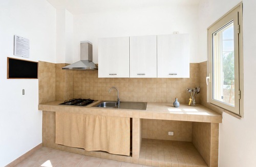 Peschici Apartment | Apartment 'Villa Francesca, Trilo B' with Shared Terrace, Wi-Fi and Air Conditioning