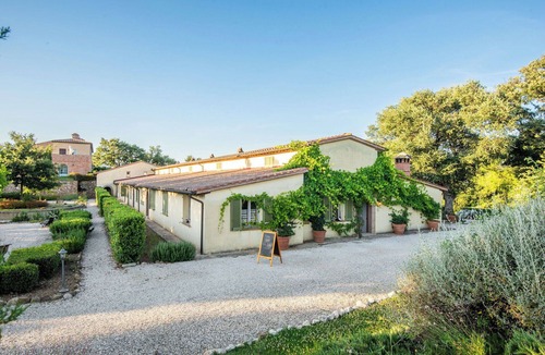 Trequanda Apartment | Apartment with A/C, WIFI, pool, TV, veranda, pets allowed, panoramic view, close to Montepulciano