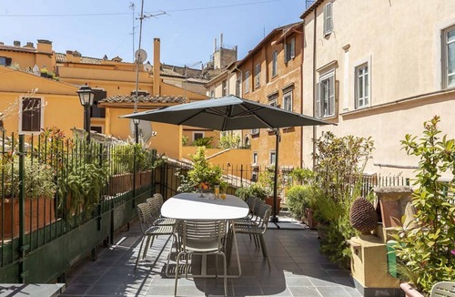Rione III Colonna Apartment | Apartment with rooftop balcony in Central Rome
