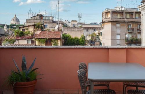 Rione VI Parione Apartment | Apartment with Terrace in via del Pellegrino - FromHometoRome