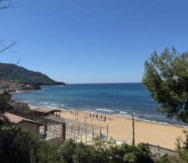 Santa Maria di Castellabate Apartment | Appartamento con terrazza e discesa privata in spiaggia