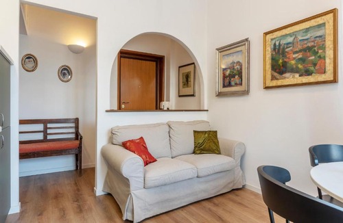 Rione XIV Borgo Apartment | Appartamento a Borgo Pio con Ampio Terrazzo!
